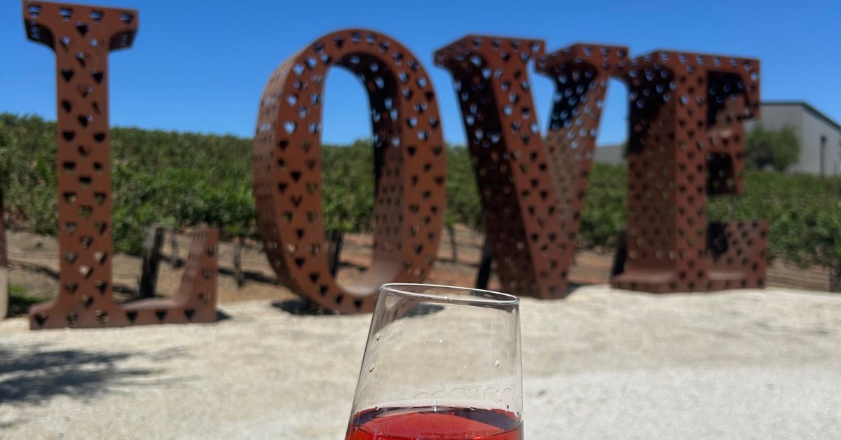 Indoor vs. Outdoor Wine Tasting: Which Is Better?
